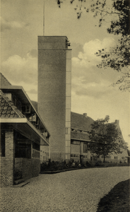 16127 Gezicht op de achtergevel (ged.) met aangebouwde watertoren van het conferentieoord Woudschoten (Woudenbergseweg ...